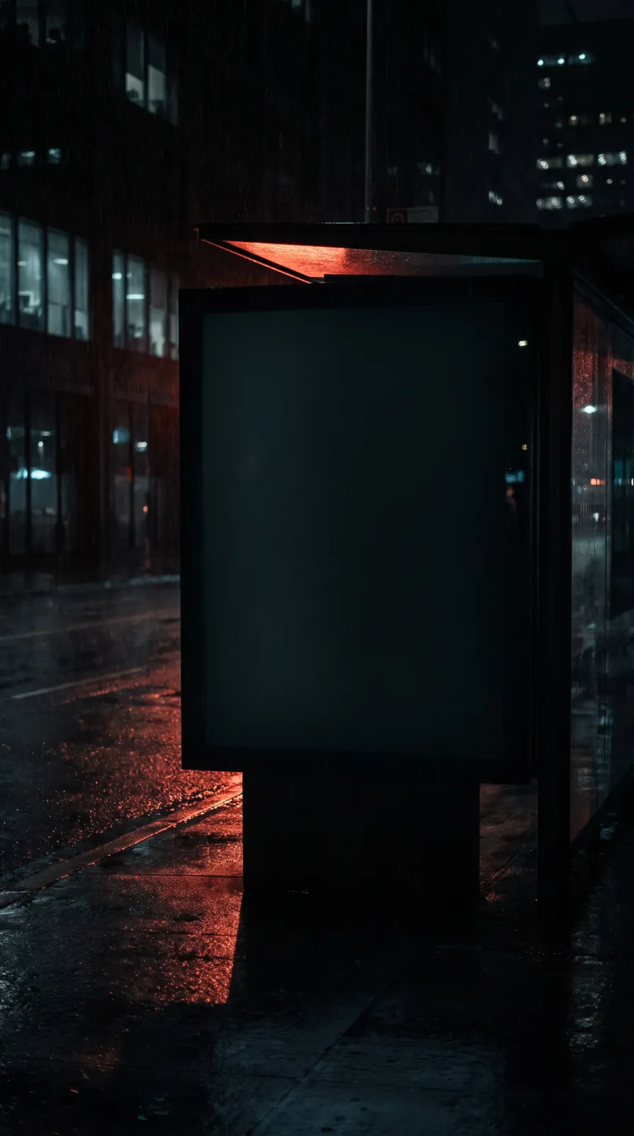 Karanlık bir sokakta boş bir reklam panosu